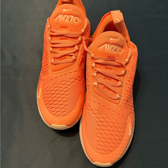mango nike 270